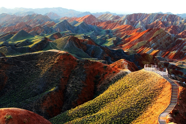 Đan Hà, hay còn gọi là Địa Mạo Đan Hà (Danxia Landform) là một khu vực cực kì rộng lớn, trải dài từ miền Đông Nam đến Tây Bắc của Trung Quốc với nhiều cảnh đẹp hùng vĩ như tranh vẽ. Trong đó nổi tiếng nhất là dãy núi Đan Hà “7 sắc cầu vồng”.