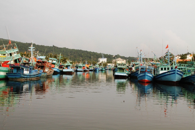 Sông Dương Đông với những chiếc thuyền đánh cá mang những màu xanh đặc trưng của Phú Quốc.