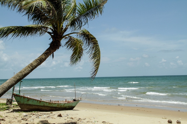 Một dải cát trắng uốn lượn tại Ghềnh Dầu. Những bãi cát hoang sơ quanh đảo là nơi du khách có thể dừng chân, tận hưởng những giây phút thoải mái không có người làm phiền. Những không gian yên bình lãng mạn mà du khách có thể bắt gặp rất nhiều khi đi quanh đảo, đặc biệt là khi khám phá đảo bằng xe máy.