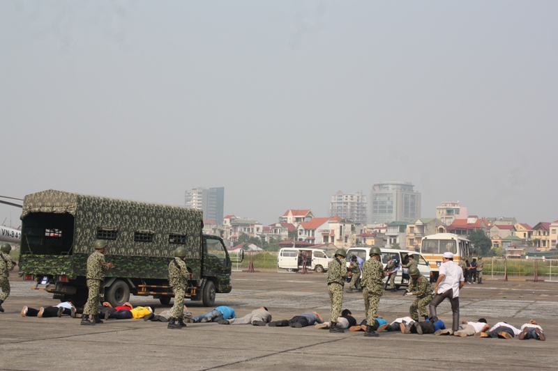 Tình huống khống chế các đối tượng tình nghi là khủng bố.