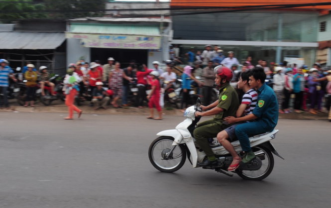 Một người dân hiếu kỳ không chấp hành khi dõi theo vụ việc bị cơ quan công an mời về làm việc - Ảnh: Đức Trong 