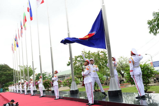 Đội tiêu binh thực hiện nghi thức thượng cờ ASEAN tại cụm cờ Nguyễn Huệ, Bến Bạch Đằng, TP.HCM kỷ niệm 20 năm Việt Nam gia nhập ASEAN và kỷ niệm 48 năm thành lập ASEAN sáng 9-8 - Ảnh: Quang Định