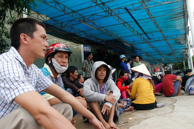 Hơn 12g trưa, người dân vẫn tập trung trước căn biệt thự theo dõi vụ việc - Ảnh: Xuân An