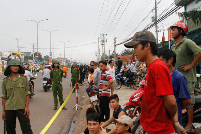 Người dân đã tập trung trước căn biệt từ sáng sớm để theo dõi buổi thực nghiệm hiện trường - Ảnh: Xuân An