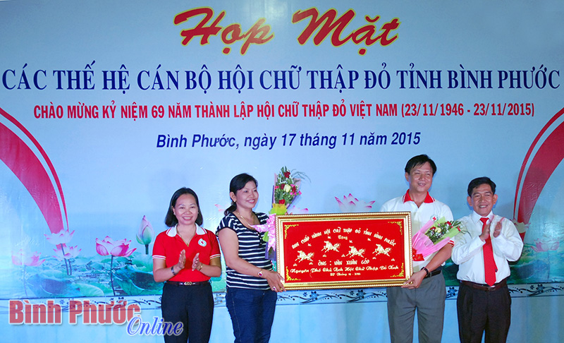 Tặng quà cho ông Văn Xuân Góp, nguyên Phó chủ tịch Hội Chữ thập đỏ tỉnh