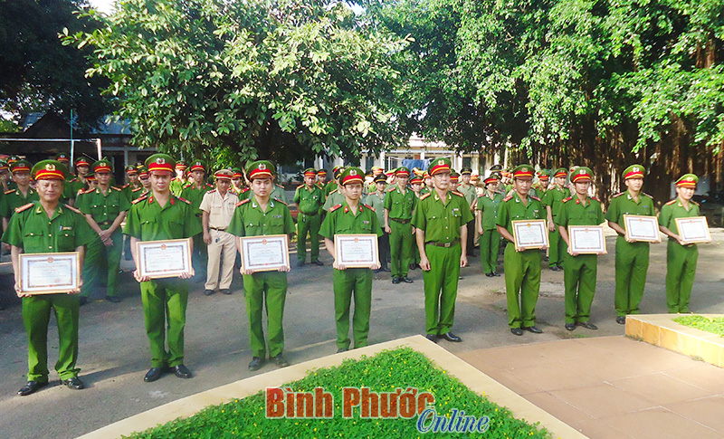 Lãnh đạo Công an thị xã Bình Long tuyên dương cán bộ, chiến sĩ có thành tích hoàn thành xuất sắc nhiệm vụ. Ảnh: Hải Châu