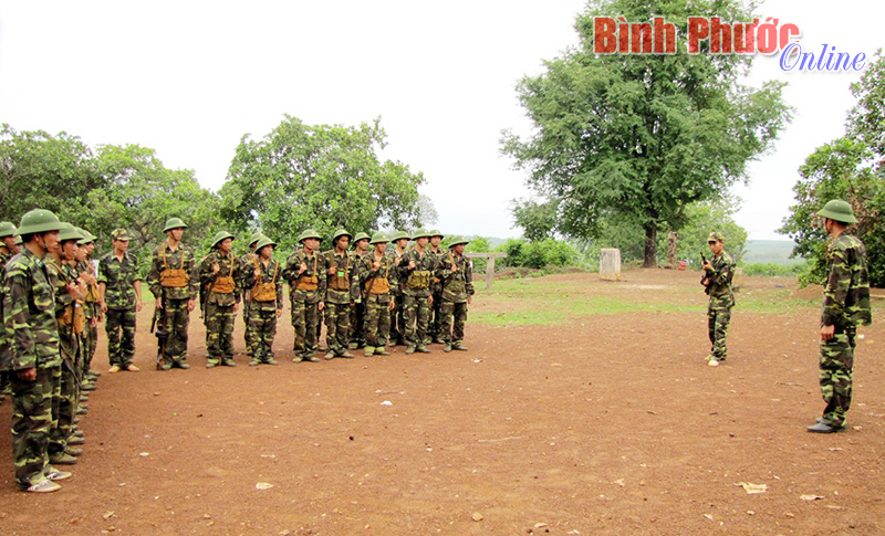 Tân binh thực hiện các bài bắn tại Tiểu đoàn Huấn luyện Cơ động Bộ đội Biên phòng Bình Phước 