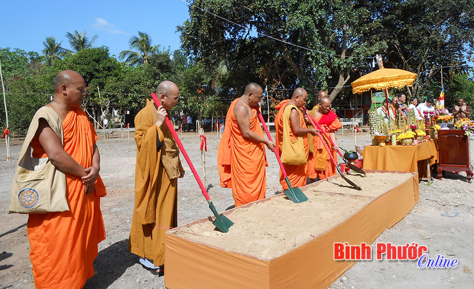 Các sư và phật tử thực hiện nghi lễ khởi công đặt đá xây dựng Chánh điện chùa Sóc Lớn 