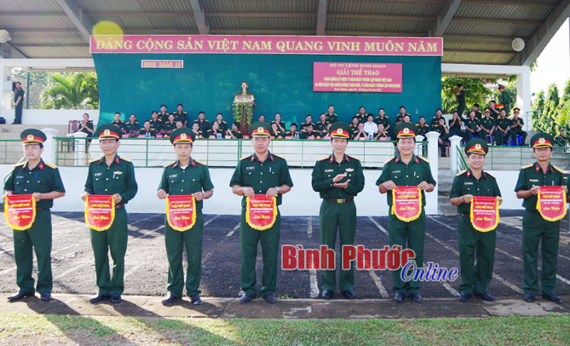 Đại tá Phạm Ngọc Tuấn, Phó bí thư đảng ủy - Tư lệnh Binh đoàn trao cờ lưu niệm cho các đoàn thể thao