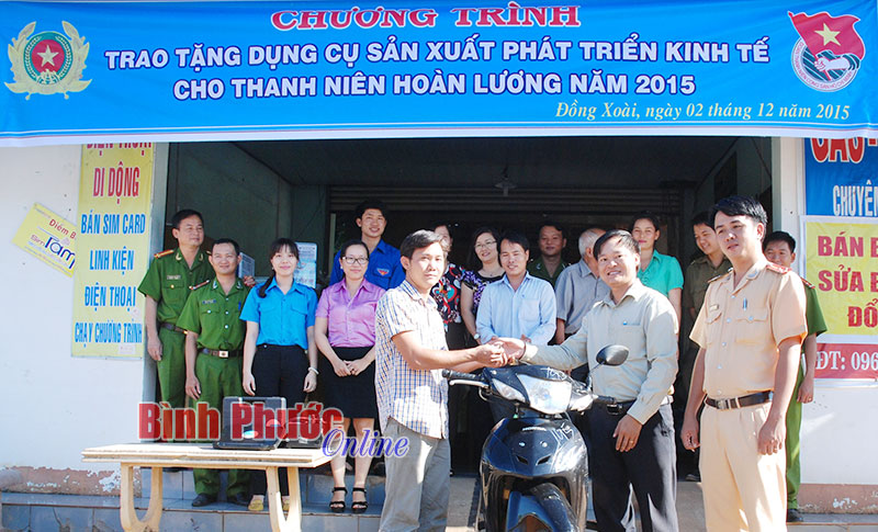 Anh Mạc Đình Huấn, Phó bí thư tỉnh đoàn, Chủ tịch hội LHTN tỉnh tặng dụng cụ sản xuất cho anh Đàm Quốc Tuấn 