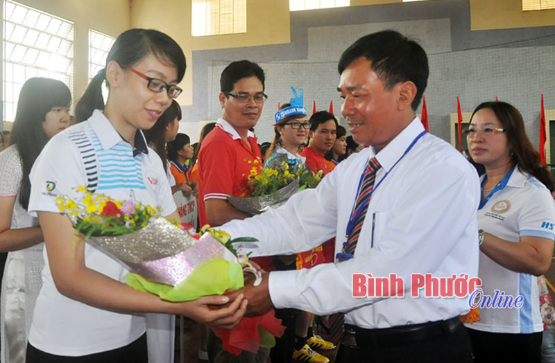 Lãnh đạo Ngân hàng Nhà nước tỉnh Bình Phước tặng hoa và trao cờ lưu niệm cho các đơn vị tham gia hội thao