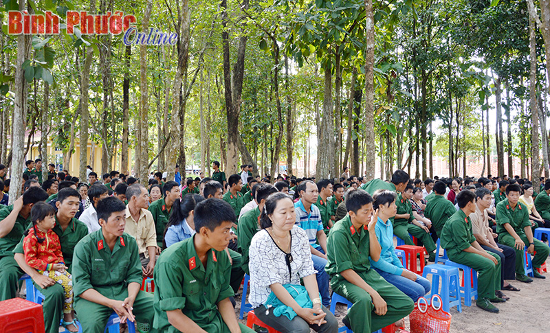 Thân nhân và chiến sĩ mới tại buổi họp mặt