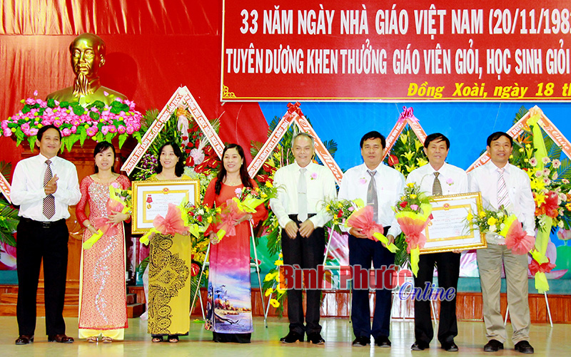 Đại diện Phòng GD-ĐT thị xã Đồng Xoài và Trường tiểu học Tân Phú nhận Huân chương Lao động hạng Ba của Chủ tịch nước