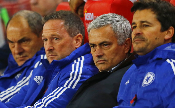 Jose Mourinho (thứ 2 từ phải) trong trận Chelsea thua Stoke City. Ảnh: Reuters