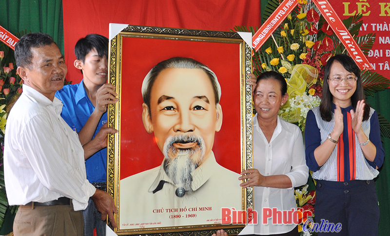 Phó ban Tuyên giáo Tỉnh ủy Nguyễn Thị Minh Nhâm trao tặng chân dung Chủ tịch Hồ Chí Minh cho nhân dân thôn Tân Hưng