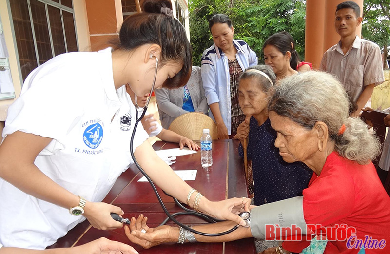 CLB Thầy thuốc trẻ khám bệnh cho nhân dân