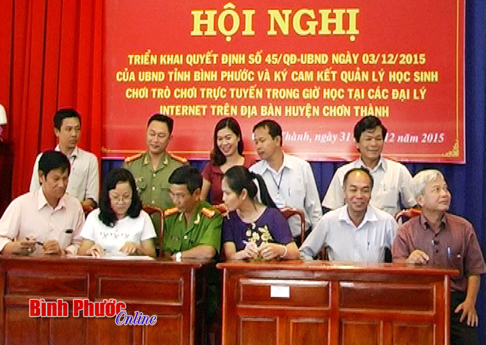 Lãnh đạo công an xã, thị trấn, ban giám hiệu các trường học và chủ đại lý Internet ký cam kết thực hiện quản lý học sinh chơi trò chơi trực tuyến trong giờ học 