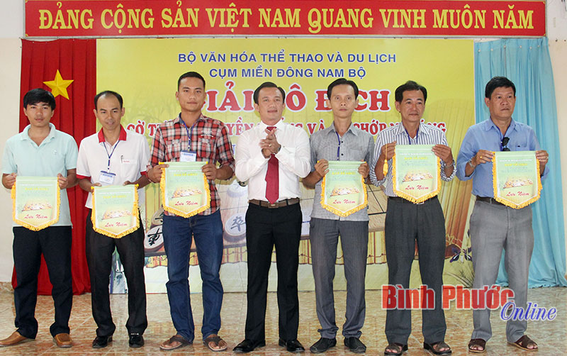 Ông Võ Quốc Thắng, Phó giám đốc Sở Văn hóa - Thể thao Và Du lịch, Trưởng ban tổ chức giải tặng cờ lưu niệm cho các đội tham dự