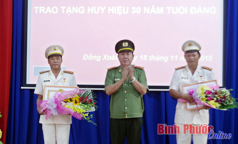 Đại tá Trần Thắng Phúc, Giám đốc Công an tỉnh trao Huy hiệu 30 năm tuổi đảng cho Đại tá Nguyễn Tư Thế và Đại tá Nguyễn Văn Dũng