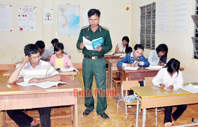 “Thầy giáo mang quân hàm xanh” Ngô Minh Đức, Đồn biên phòng Bù Đốp miệt mài dạy chữ cho đồng bào dân tộc thiểu số ở thôn Thiện Cư, xã Thiện Hưng