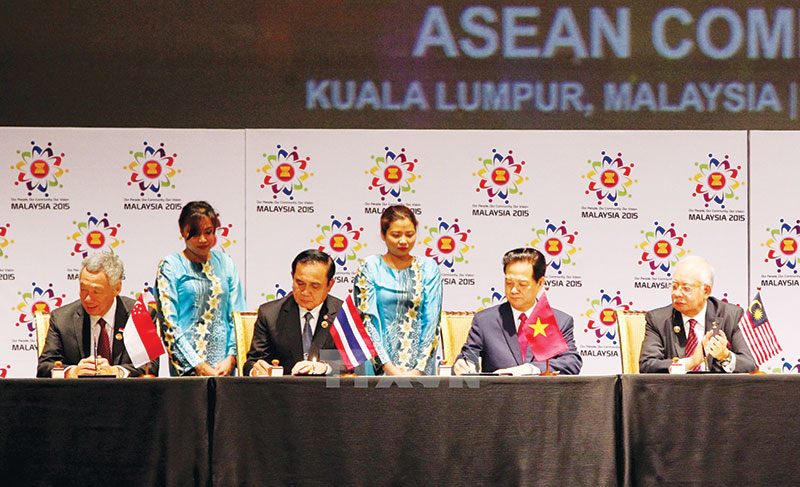 Lãnh đạo các quốc gia ký tuyên bố thành lập cộng đồng ASEAN