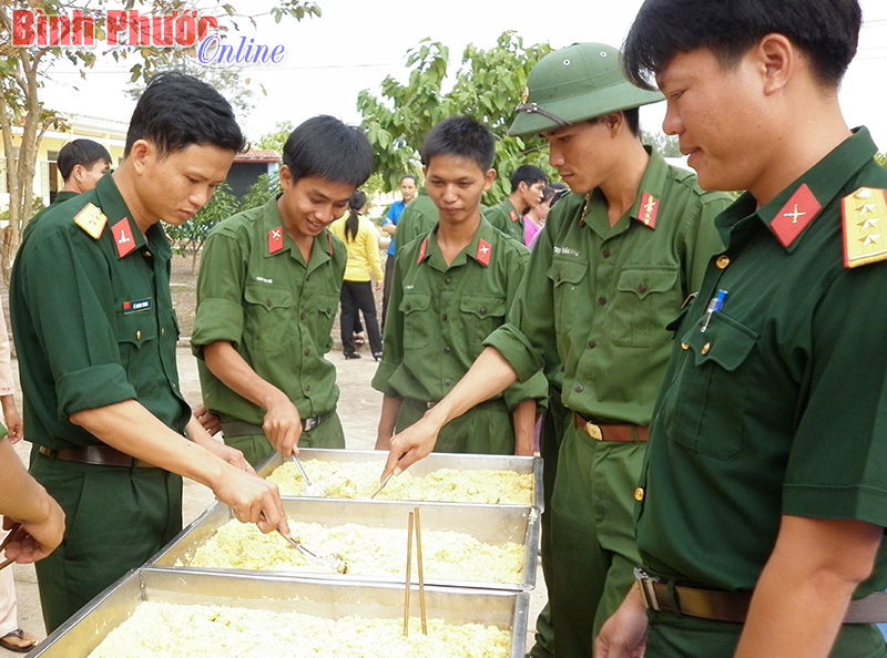 Cán bộ, chiến sĩ Tiểu đoàn 208 cùng chia sẻ niềm vui đón tết (ảnh minh họa) - Cẩm Liên