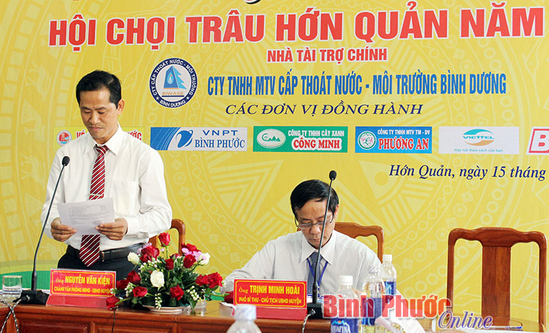 Ông Nguyễn Văn Kiện, Chánh văn phòng HĐND - UBND huyện Hớn Quản thông tin nội dung hội chọi trâu huyện năm 2016 đến các cơ quan thông tấn, báo chí