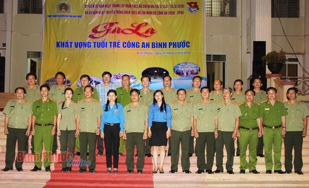 Tại đêm Gala, Đoàn thanh niên Công an tỉnh đã tổng kết, trao giải báo tường, rung chuông vàng, bóng đá mini cho các đơn vị