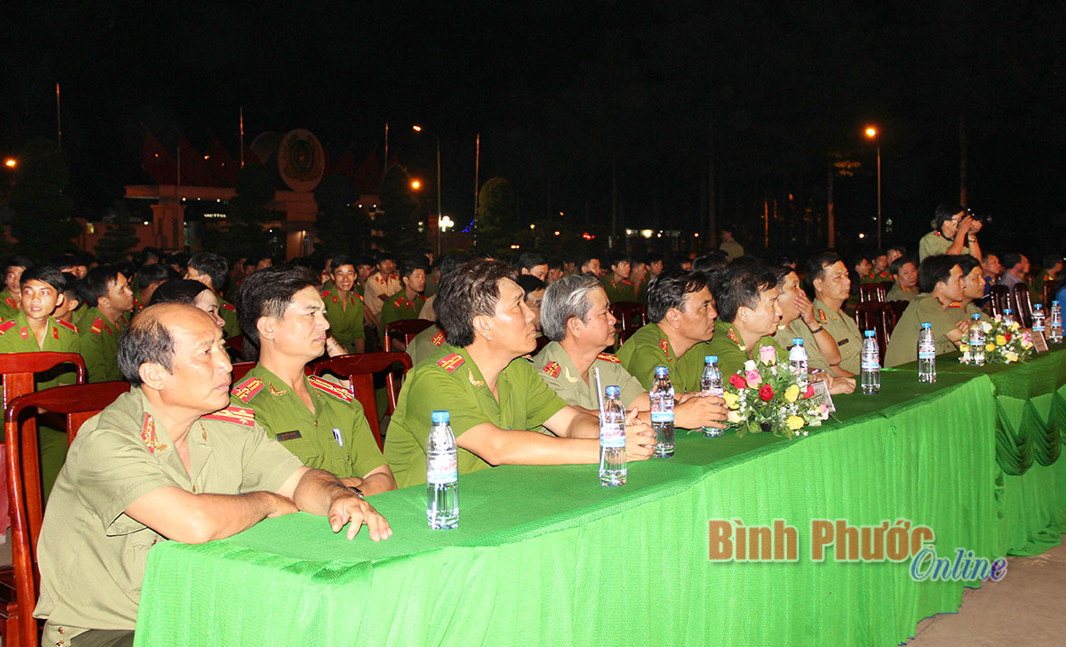 lãnh đạo các phòng, trại, Trung tâm thuộc Công an tỉnh, Công an các huyện, thị xã và gần 500 đoàn viên thanh niên về dự đêm gala