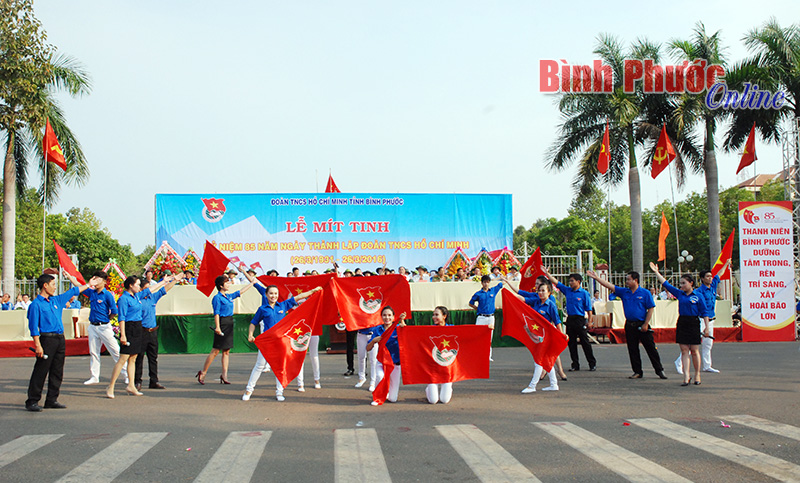 Một tiết văn nghệ đặc sắc mở đầu chương trình do đoàn viên thanh niên Công ty cao su Bình Long biểu diễn