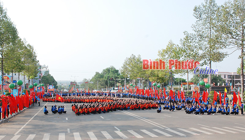 Những bước chân nhanh nhẹn, bàn tay khéo léo, các đoàn viên thanh niên đã di chuyển xếp hình bản đồ Việt Nam. Qua đó, các bạn đoàn viên muốn gửi thông điệp "Tuổi trẻ luôn tự hào là người Việt Nam, tự hào là thế hệ trẻ thời đại Hồ Chí Minh! Mỗi thanh niên hãy thể hiện lòng yêu nước bằng trái tim và khát vọng cống hiến cho Tổ quốc Việt Nam"