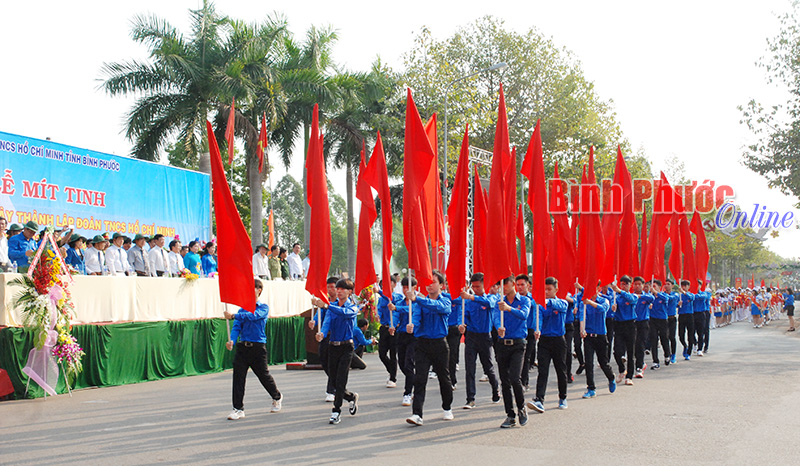 Đội hình hồng kỳ được 40 thanh niên giương cao thể hiện khối đoàn kết, thống nhất ý chí, sẵn sàng cống hiến, hy sinh cho Tổ quốc.