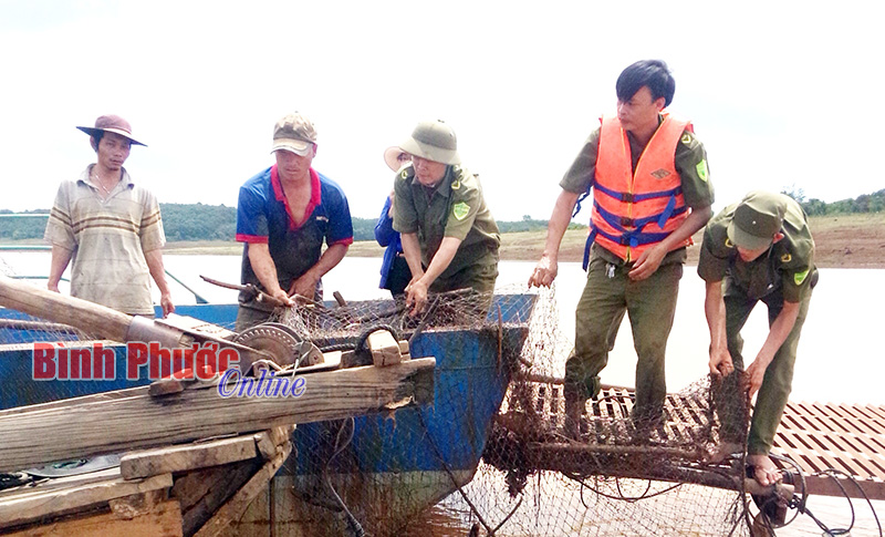   Đoàn kiểm tra thu hồi đăng chắn trên hồ Thác Mơ