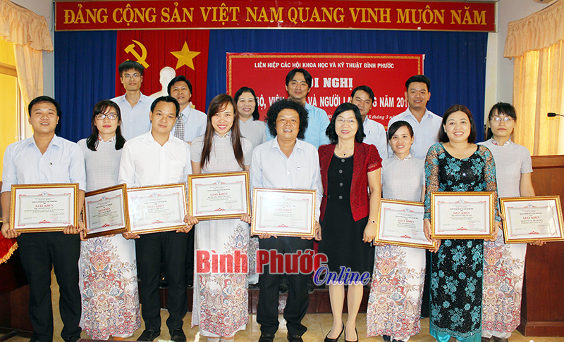 Bà Nguyễn Thị Lan Hương, Chủ tịch Liên hiệp các hội khoa học và kỹ thuật tỉnh tặng giấy khen cho các cá nhân, tập thể hoàn thành tốt nhiệm vụ năm 2015