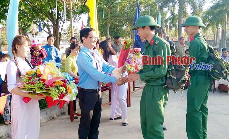 Bí thư Huyện ủy Bù Đốp Hà Anh Dũng tặng hoa các tân binh - Ảnh:  Đ. Trung