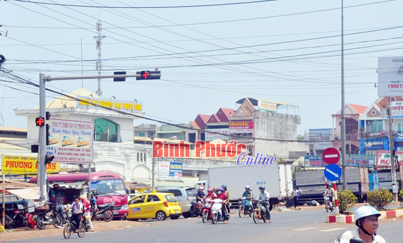 Khoản thu ngoài quốc doanh sẽ tập trung vào các đối tượng hộ kinh doanh, doanh nghiệp trên địa bàn. (Ảnh: Một góc trung tâm thương mại Phước Bình)