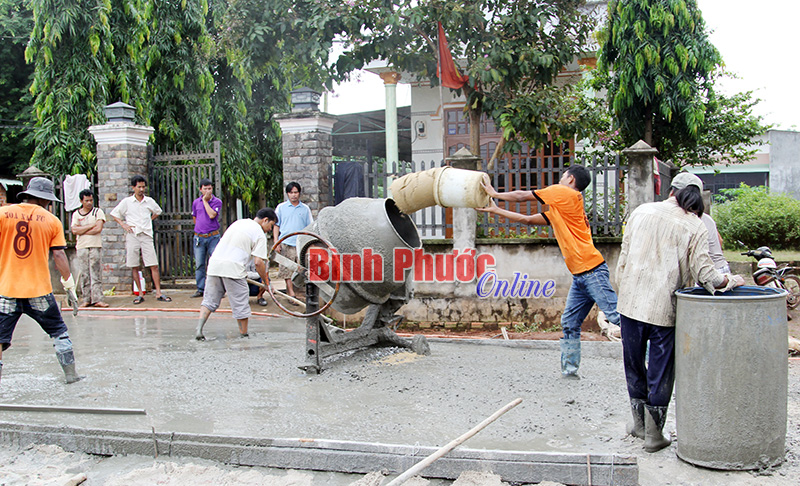 Nhân dân xã Tiến Hưng, thị xã Đồng Xoài làm đường giao thông nông thôn mới - Ảnh: Sỹ Hòa