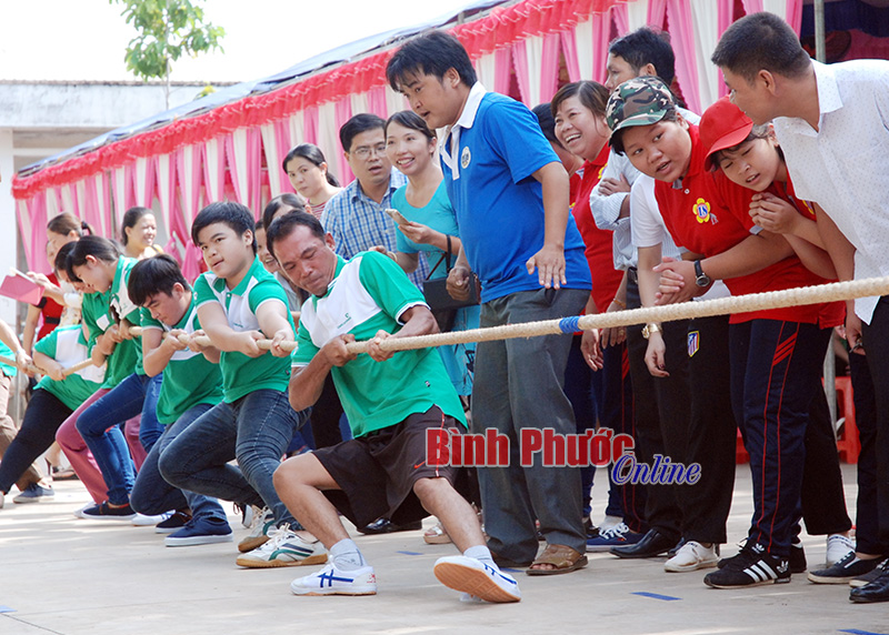 Các gia đình hào hứng tham gia trò chơi dân gian