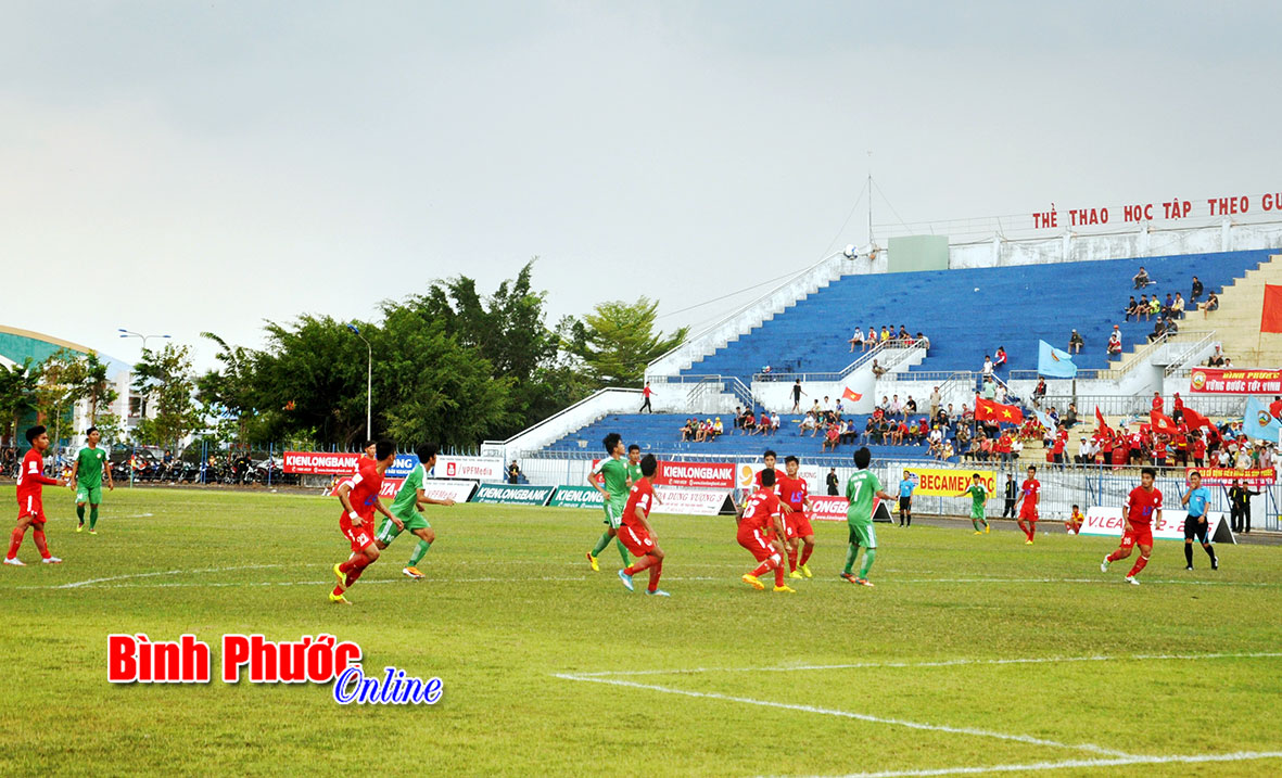 Các cầu thủ Bình Phước (áo sẫm) đã có trận thua đáng tiếc