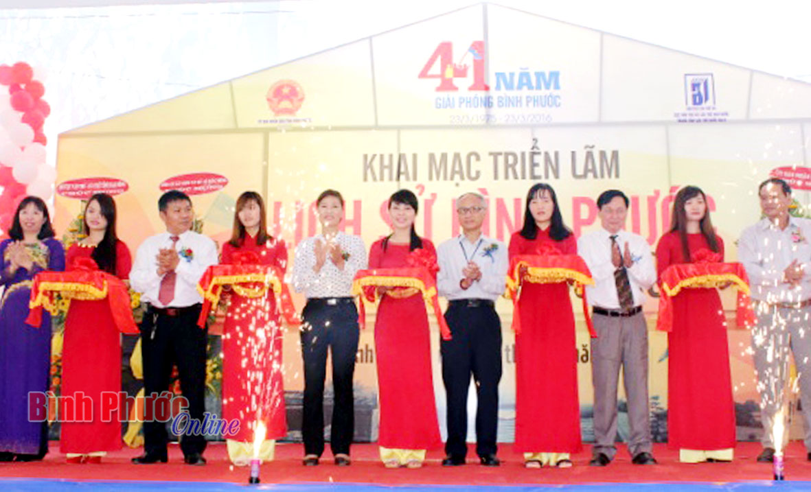 Đại diện lãnh đạo tỉnh cắt băng khai mạc triển lãm