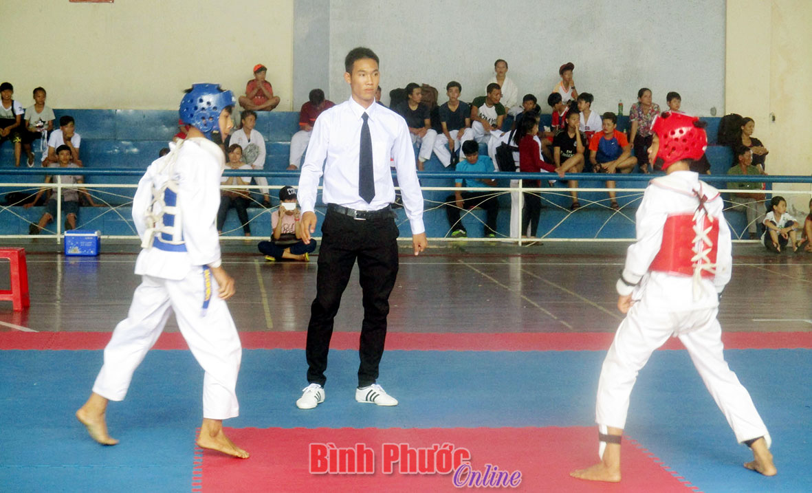 Các VĐV tranh tài nội dung đối kháng tại giải vô địch taekwondo Bình Phước năm 2016