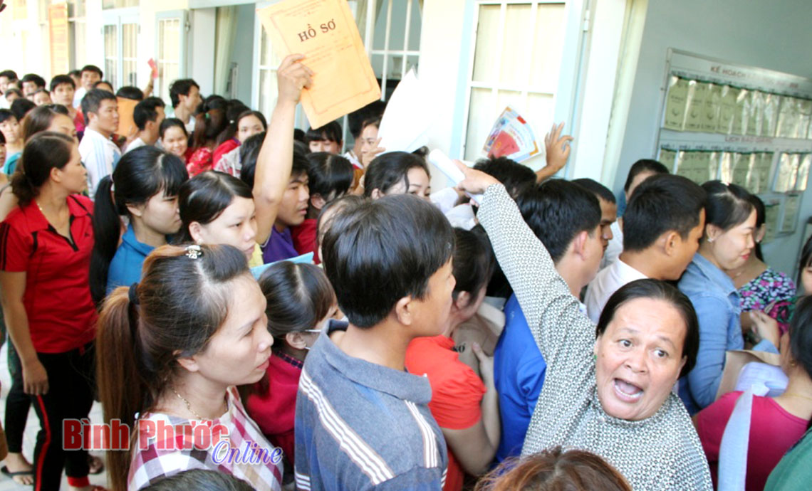 7 giờ sáng ngày 2-6, phòng tuyển sinh Trường tiểu học Tân Đồng mở cửa, nhiều phụ huynh đã chen lấn, xô đẩy nhau vào đăng ký nhập học cho con khiến Ban giám hiệu nhà trường phải ngưng và thông báo dời sang ngày 3-6 nhận hồ sơ