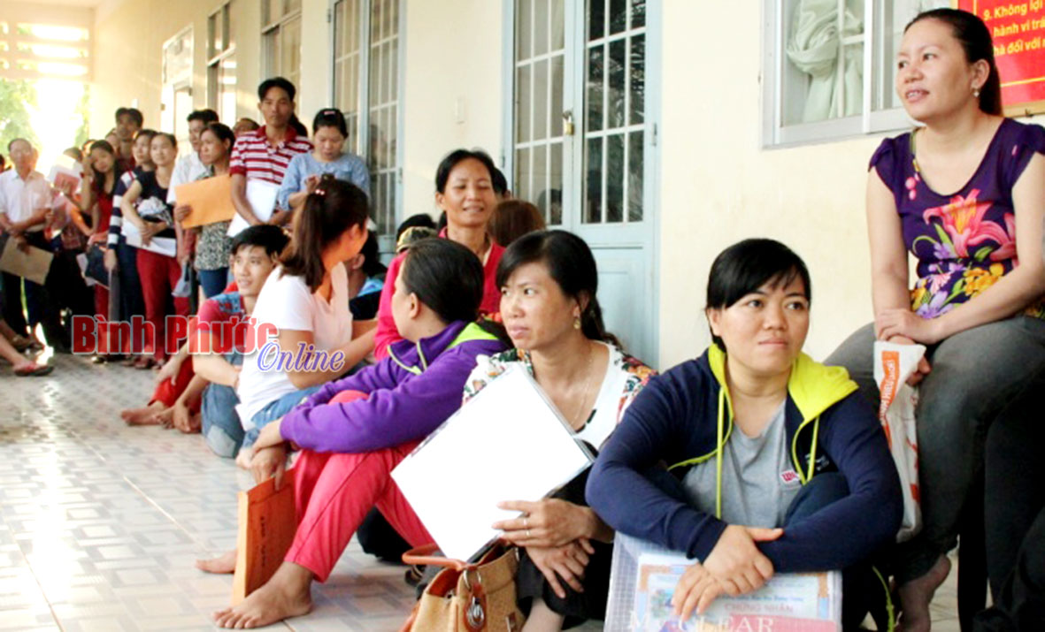 Đói, mệt nhưng nhiều phụ huynh vẫn kiên nhẫn chờ đợi để nộp hồ sơ cho con vào học tại Trường tiểu học Tân Đồng