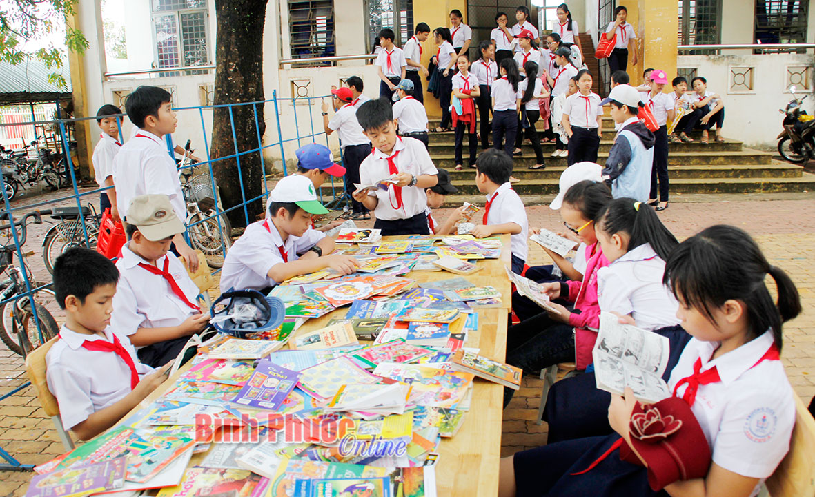 Tôn vinh văn hóa đọc là góp phần bài trừ văn hóa phẩm độc hại. Trong ảnh, hưởng ứng văn hóa đọc trong sinh hoạt hè ở Trường THCS Tân Phú, thị xã Đồng Xoài - Ảnh: S.H