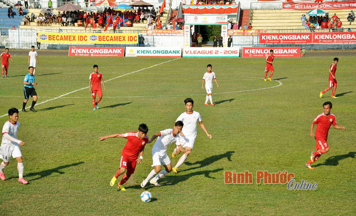 Dù thua, các cầu thủ Bình Phước (áo sẫm) đã có một trận đấu đầy nỗ lực