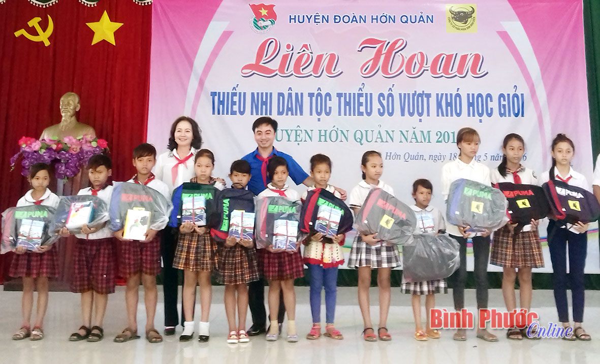 Anh Trần Quốc Duy, Phó bí thư Tỉnh đoàn và Phó bí thư Thường trực Huyện ủy Hớn Quản Nguyễn Thị Kim Ngọc tặng quà cho các em thiếu nhi.