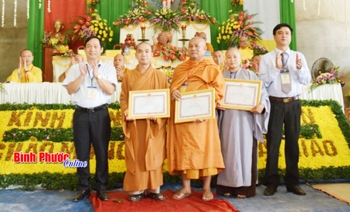 Lãnh đạo huyện Hớn Quản tặng giấy khen cho các tập thể, cá nhân làm tốt công tác phật sự