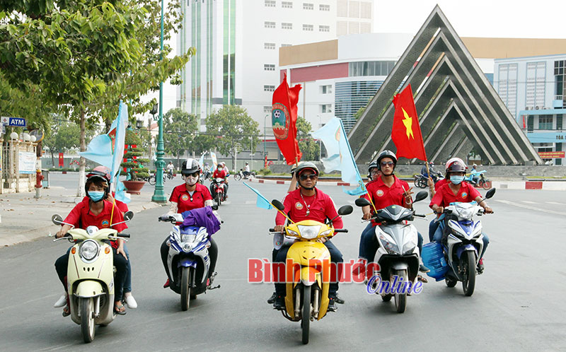 Các cổ động viên qua Tây Ninh “tiếp lửa” cho các cầu thủ thi đấu