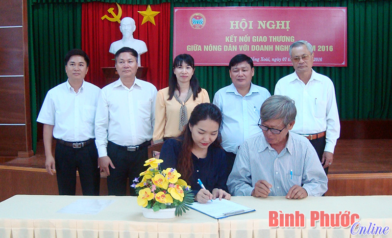 Đại diện các sở, ban, ngành chứng kiến doanh nghiệp và nhà nông ký kết bản ghi nhớ tại hội nghị