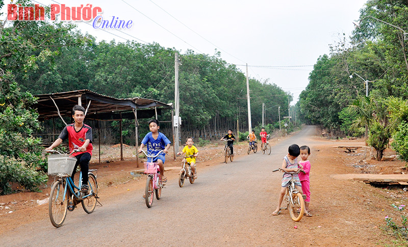 Trẻ em làng chài ở thôn Bình Đức 1 vui đùa trên tuyến đường mới làm